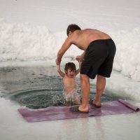 Сын сам просит обливания холодной водой: воспитание мальчика-воина