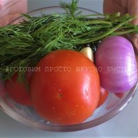 Просто нарезаю помидоры и делаю к ним вкусную заправку, отличная закуска